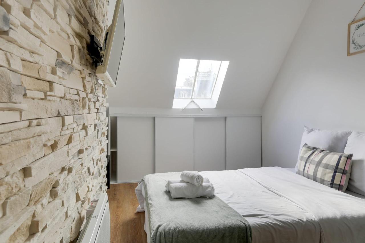 Delightful Studio With Eiffet Tower View Close To Champs Elysee Avenue & Alma Bridge * Parijs